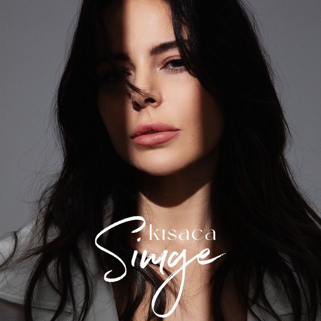متن آهنگ Kısaca از Simge کاور آهنگ Kısaca از Simge