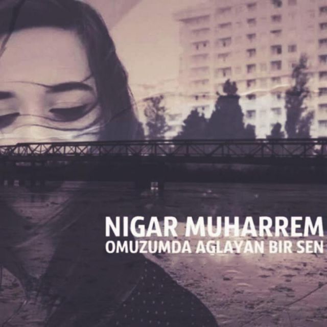 متن آهنگ Omuzumda Aglayan Bir Sen از Nigar Muharrem کاور آهنگ Omuzumda Aglayan Bir Sen از Nigar Muharrem