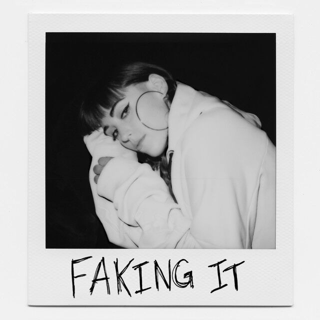 متن آهنگ Faking It از Sasha Sloan