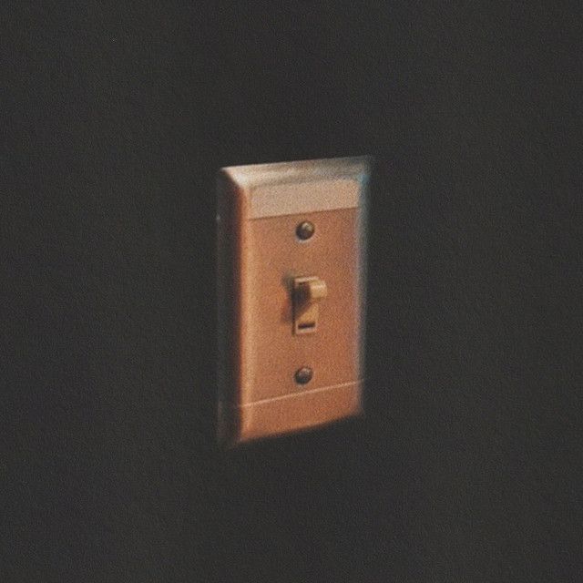 متن آهنگ Light Switch از Charlie Puth کاور آهنگ Light Switch از Charlie Puth