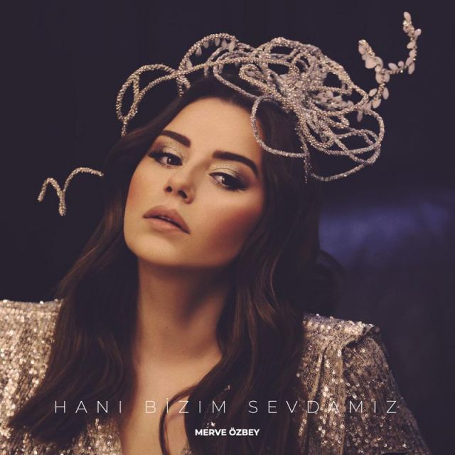 متن آهنگ Hani Bizim Sevdamiz از Merve Özbey کاور آهنگ Hani Bizim Sevdamiz از Merve Özbey